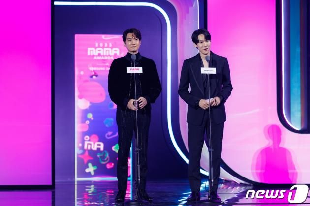 배우 정경호와 유연석(오른쪽)이 29일 일본 도쿄돔에서 열린 ‘2023 마마 어워즈(2023 MAMA AWARDS)’에서 시상자로 참석해 인사말을 하고 있다. ⓒ News1 권현진 기자