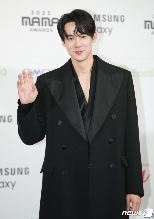 배우 유연석이 29일 일본 도쿄돔에서 열린 ‘2023 마마 어워즈(2023 MAMA AWARDS)’에서 손을 흔들고 있다. ⓒ News1 권현진 기자