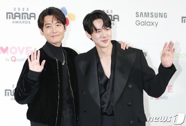 배우 정경호와 유연석(오른쪽)이 29일 일본 도쿄돔에서 열린 ‘2023 마마 어워즈(2023 MAMA AWARDS)’에서 어깨동무를 하고 포즈를 취하며 우정을 과시하고 있다. ⓒ News1 권현진 기자