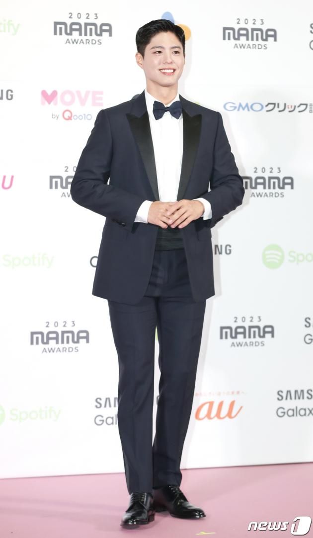 배우 박보검이 29일 일본 도쿄돔에서 열린 ‘2023 마마 어워즈(2023 MAMA AWARDS)’에서 힐링 미소로 여심을 녹이고 있다. ⓒ News1 권현진 기자