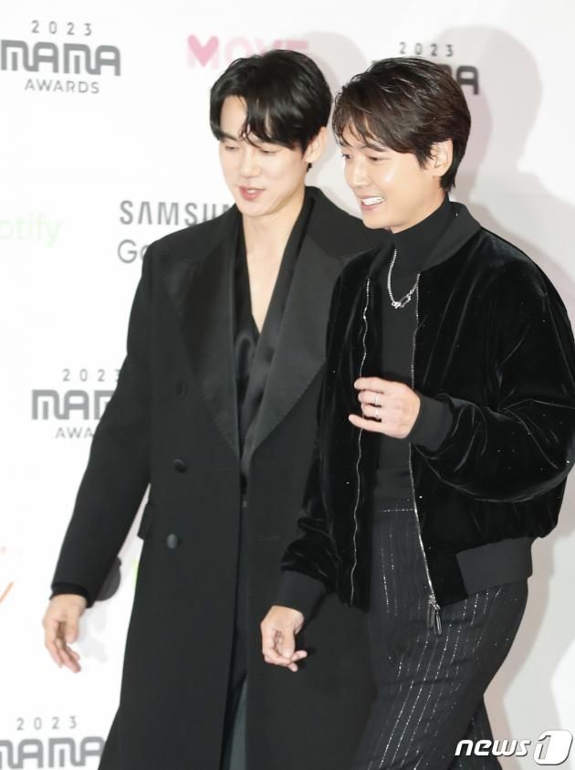 배우 유연석과 정경호(오른쪽)가 29일 일본 도쿄돔에서 열린 ‘2023 마마 어워즈(2023 MAMA AWARDS)’에 참석하고 있다. ⓒ News1 권현진 기자