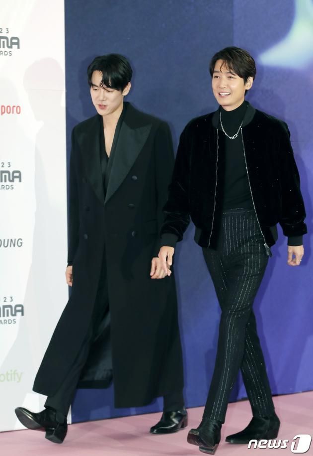 배우 유연석과 정경호(오른쪽)가 29일 일본 도쿄돔에서 열린 ‘2023 마마 어워즈(2023 MAMA AWARDS)’에 참석하고 있다. ⓒ News1 권현진 기자