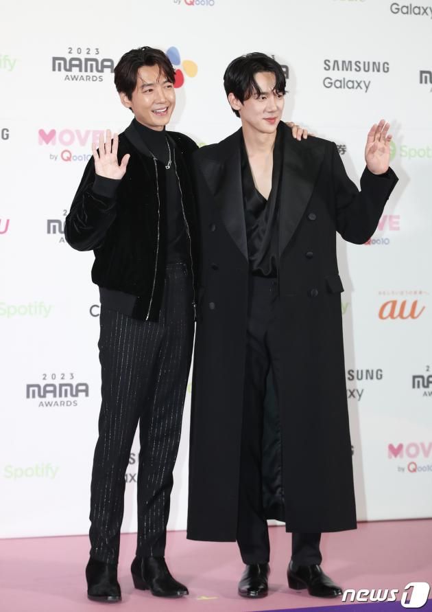 배우 정경호와 유연석(오른쪽)이 29일 일본 도쿄돔에서 열린 ‘2023 마마 어워즈(2023 MAMA AWARDS)’에 함께 참석해 포즈를 취하고 있다. ⓒ News1 권현진 기자