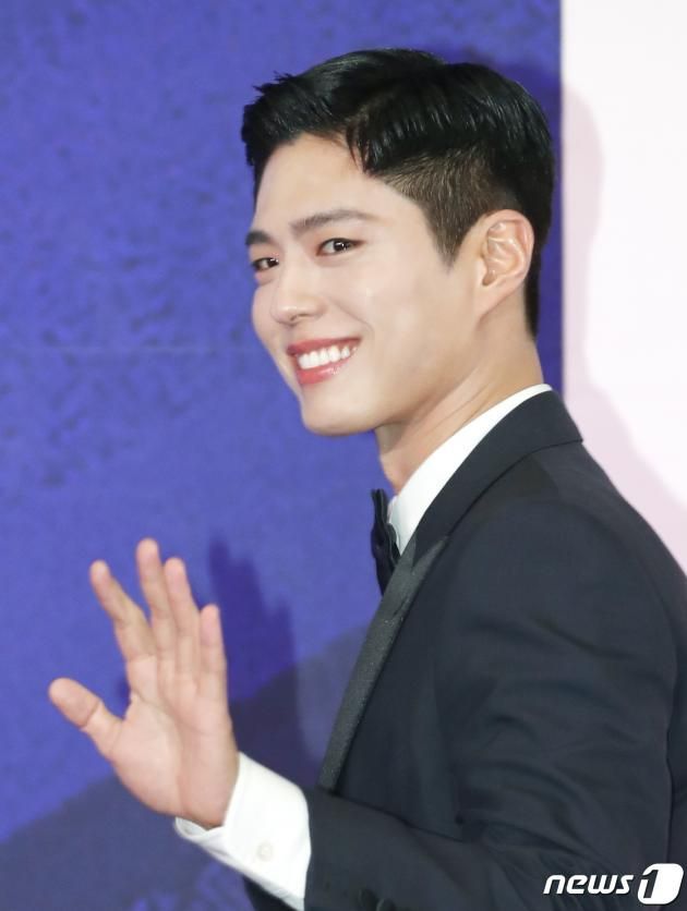 배우 박보검이 29일 일본 도쿄돔에서 열린 ‘2023 마마 어워즈(2023 MAMA AWARDS)’에서 달콤한 미소를 짓고 있다. ⓒ News1 권현진 기자