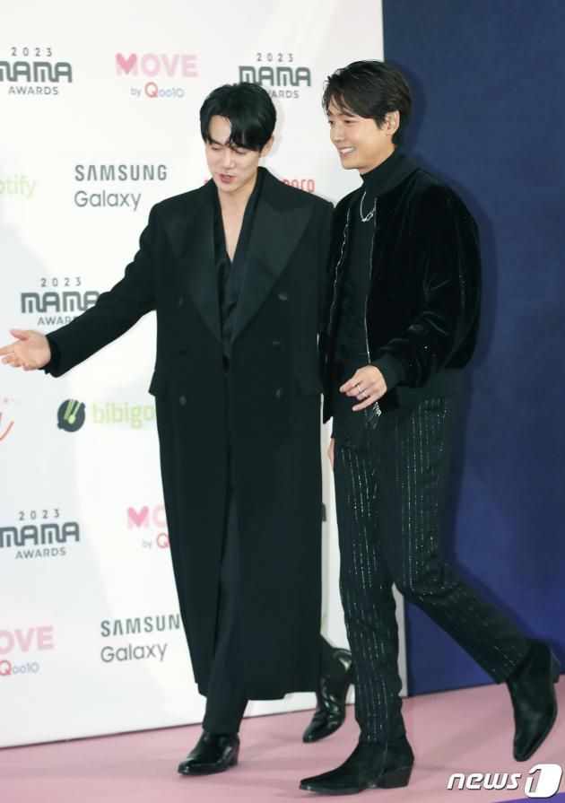 배우 유연석과 정경호(오른쪽)가 29일 일본 도쿄돔에서 열린 ‘2023 마마 어워즈(2023 MAMA AWARDS)’에 참석하고 있다. ⓒ News1 권현진 기자