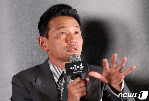 배우 황정민이 9일 오후 서울 강남구 메가박스 코엑스에서 진행된 영화 ’서울의 봄‘ 언론배급시사회에서 기자들 질의에 답하고 있다. 영화 '서울의 봄'은 1979년 12월 12일 대한민국 수도 서울에서 일어난 신군부 세력의 반란을 막기 위한 일촉즉발의 9시간을 그린 작품이다. 2023.11.9/뉴스1 ⓒ News1 이동해 기자