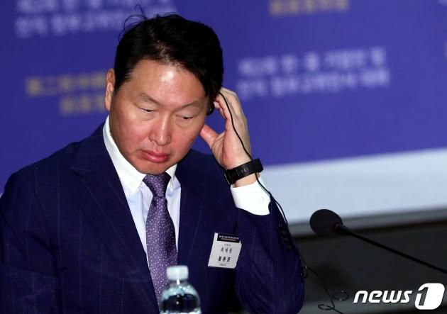 최태원 SK 회장이 5일 오전 서울 중구 웨스틴조선호텔에서 열린 제2회 한ㆍ중 기업인 및 전직 정부고위인사 대화에서 통역기를 착용하고 있다. 노소영 아트센터 나비 관장은 이혼 '맞소송'을 제기하며 최 회장이 보유한 SK㈜의 지분의 42.3%를 분할해달라고 청구한 것으로 알려지고 있다. 2019.12.5/뉴스1 ⓒ News1 박정호 기자