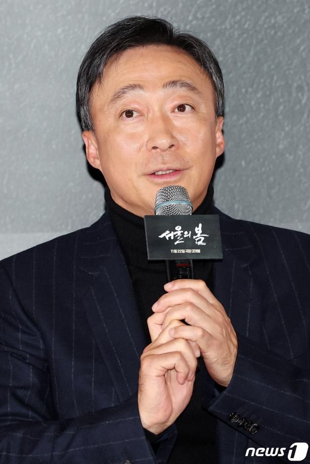 배우 이성민이 9일 오후 서울 강남구 메가박스 코엑스에서 진행된 영화 ’서울의 봄‘ 언론배급시사회에서 기자들 질의에 답하고 있다. 영화 '서울의 봄'은 1979년 12월 12일 대한민국 수도 서울에서 일어난 신군부 세력의 반란을 막기 위한 일촉즉발의 9시간을 그린 작품이다. 2023.11.9/뉴스1 ⓒ News1 이동해 기자