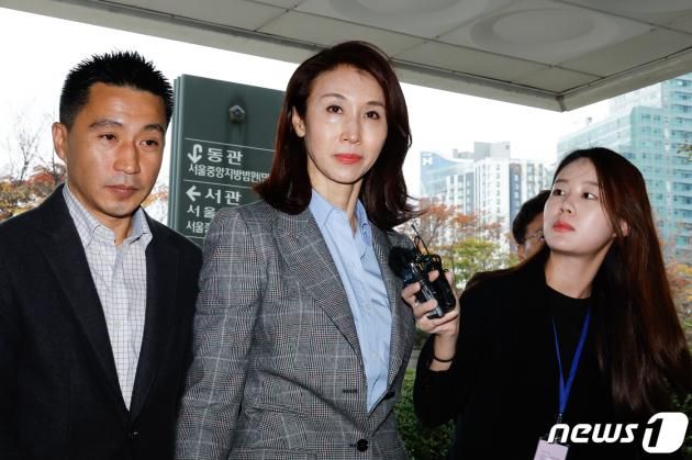 노소영 아트센터 나비 관장이 9일 오후 서울 서초구 고등법원에서 열린 최태원 SK그룹 회장과의 이혼소송 2심 변론기일에 출석하고 있다. 2023.11.9/뉴스1 ⓒ News1 안은나 기자