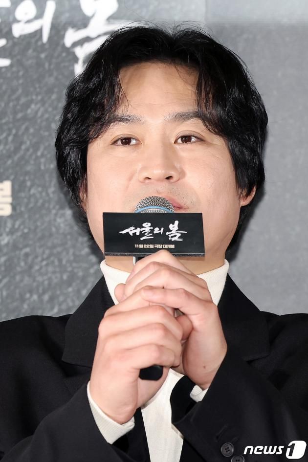 배우 김성균이 9일 오후 서울 강남구 메가박스 코엑스에서 진행된 영화 ’서울의 봄‘ 언론배급시사회에서 기자들 질의에 답하고 있다. 영화 '서울의 봄'은 1979년 12월 12일 대한민국 수도 서울에서 일어난 신군부 세력의 반란을 막기 위한 일촉즉발의 9시간을 그린 작품이다. 2023.11.9/뉴스1 ⓒ News1 이동해 기자