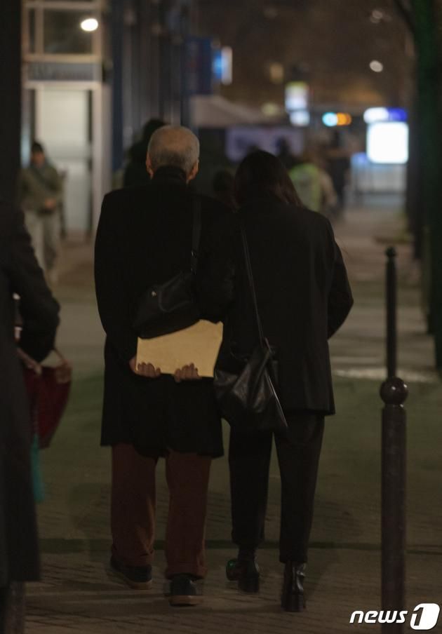 13일 오후(현지시간) 프랑스 파리 시네마테크 프랑세즈에서 열린 ‘홍상수 감독 전작 회고전’을 찾은 홍상수(64) 감독과 배우 김민희(41)가 무대 인사를 마친 뒤 시상회장을 떠나고 있다. 2023.02.14/뉴스1 ⓒ News1 이준성 기자