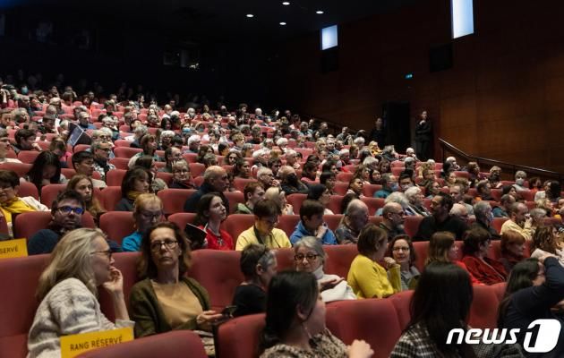 13일 오후(현지시간) 프랑스 파리 시네마테크 프랑세즈에서 열린 ‘홍상수 감독 전작 회고전’에서 좌석을 가득 채운 관람객들이 개막작 ‘소설가의 영화’(2022)의 상영을 기다리고 있다. 2023.02.14/뉴스1 ⓒ News1 이준성 기자