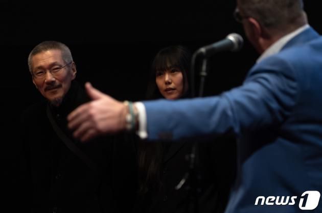 13일 오후(현지시간) 프랑스 파리 시네마테크 프랑세즈에서 열린 ‘홍상수 감독 전작 회고전’에서 개막작 ‘소설가의 영화’ 상영 전 홍상수(64) 감독과 배우 김민희(41)가 무대에 올라 인사를 하고 있다. 2023.02.14/뉴스1 ⓒ News1 이준성 기자