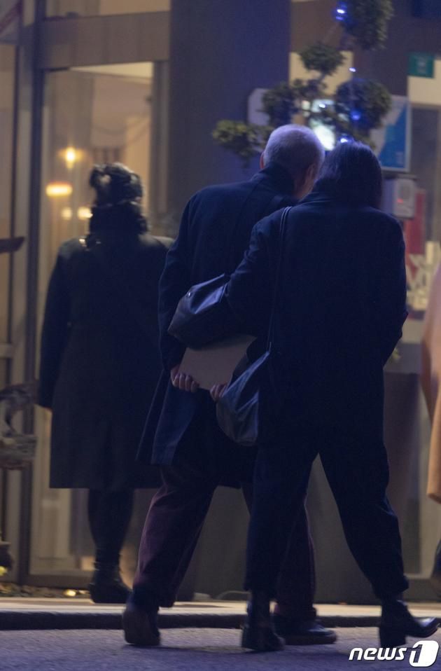 13일 오후(현지시간) 프랑스 파리 시네마테크 프랑세즈에서 열린 ‘홍상수 감독 전작 회고전’을 찾은 홍상수(64) 감독과 배우 김민희(41)가 무대 인사를 마친 뒤 시상회장을 떠나고 있다. 2023.02.14/뉴스1 ⓒ News1 이준성 기자