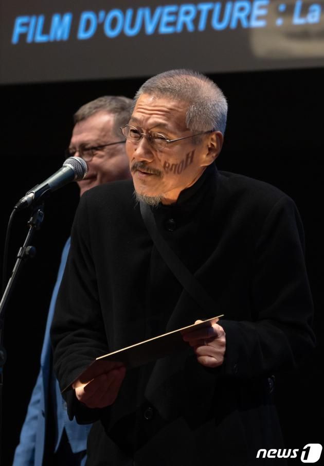 13일 오후(현지시간) 프랑스 파리 시네마테크 프랑세즈에서 열린 ‘홍상수 감독 전작 회고전’에서 개막작 ‘소설가의 영화’ 상영 전 홍상수(64) 감독과 배우 김민희(41)가 무대에 올라 인사를 하던 중 시네마테크 프랑세즈 측으로부터 각각의 이름이 새겨진 황금명패를 선물받고 있다. 2023.02.14/뉴스1 ⓒ News1 이준성 기자