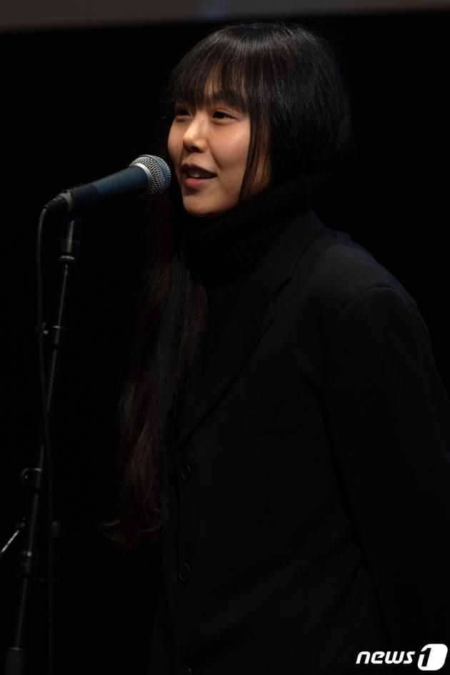 13일 오후(현지시간) 프랑스 파리 시네마테크 프랑세즈에서 열린 ‘홍상수 감독 전작 회고전’에서 개막작 ‘소설가의 영화’ 상영 전 홍상수(64) 감독과 배우 김민희(41)가 무대에 올라 인사를 하고 있다. 2023.02.14/뉴스1 ⓒ News1 이준성 기자