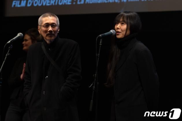 13일 오후(현지시간) 프랑스 파리 시네마테크 프랑세즈에서 열린 ‘홍상수 감독 전작 회고전’에서 개막작 ‘소설가의 영화’ 상영 전 홍상수(64) 감독과 배우 김민희(41)가 무대에 올라 인사를 하고 있다. 2023.02.14/뉴스1 ⓒ News1 이준성 기자