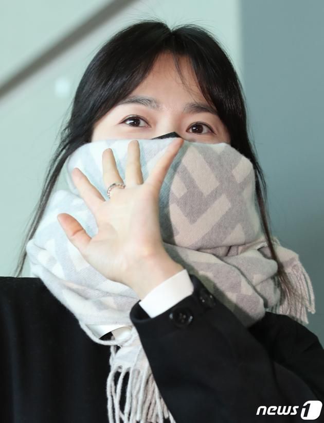 배우 송혜교가 해외 일정을 위해 19일 오전 인천국제공항을 통해 이탈리아 밀라노로 출국하며 인사를 하고 있다. ⓒ News1 권현진 기자