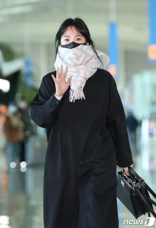 배우 송혜교가 해외 일정을 위해 19일 오전 인천국제공항에 도착해 이탈리아 밀라노로 출국하기 전 인사를 하고 있다. ⓒ News1 권현진 기자
