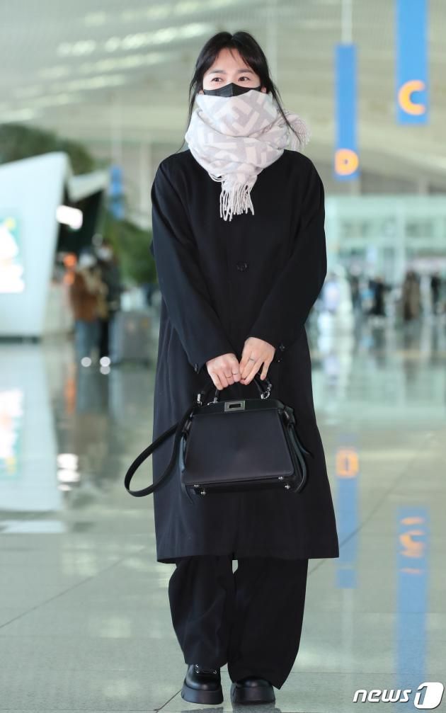배우 송혜교가 해외 일정을 위해 19일 오전 인천국제공항을 통해 이탈리아 밀라노로 출국하며 미소를 짓고 있다. ⓒ News1 권현진 기자