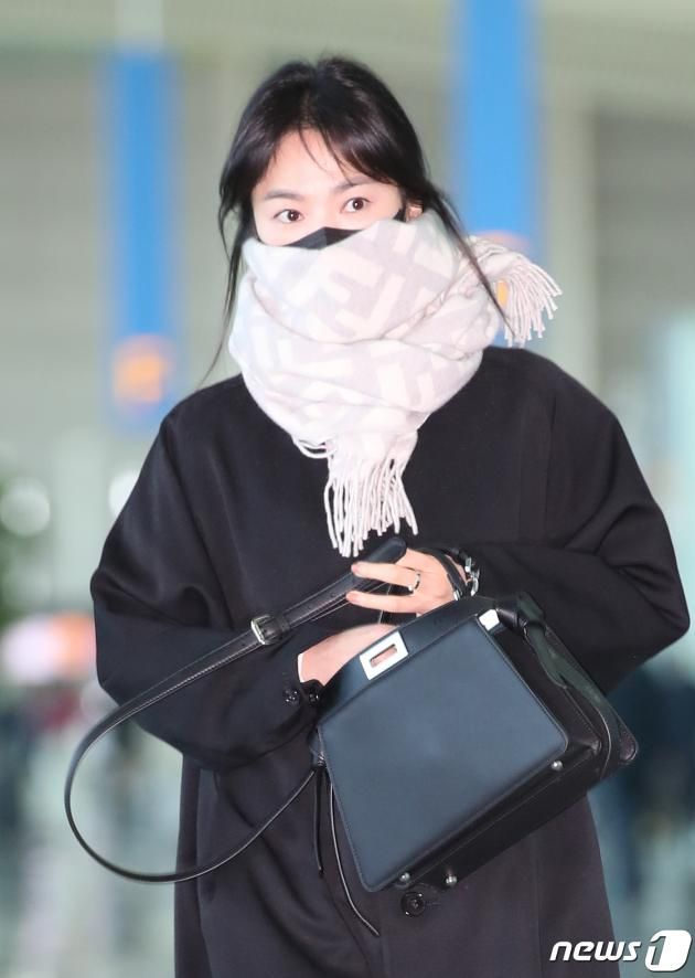 배우 송혜교가 해외 일정을 위해 19일 오전 인천국제공항을 통해 이탈리아 밀라노로 출국하고 있다. ⓒ News1 권현진 기자