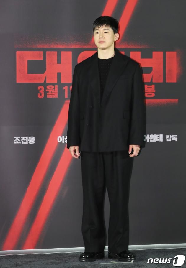 배우 김무열이 2일 서울 성동구 메가박스 성수에서 열린 영화 '대외비' 제작보고회에서 포즈를 취하고 있다. '대외비'는 1992년 부산, 만년 국회의원 후보 해웅(조진웅 분)과 정치판의 숨은 실세 순태(이성민 분), 행동파 조폭 필도(김무열 분)가 대한민국을 뒤흔들 비밀문서를 손에 쥐고 판을 뒤집기 위한 치열한 쟁탈전을 벌이는 범죄 드라마다. 2023.2.2/뉴스1 ⓒ News1 권현진 기자