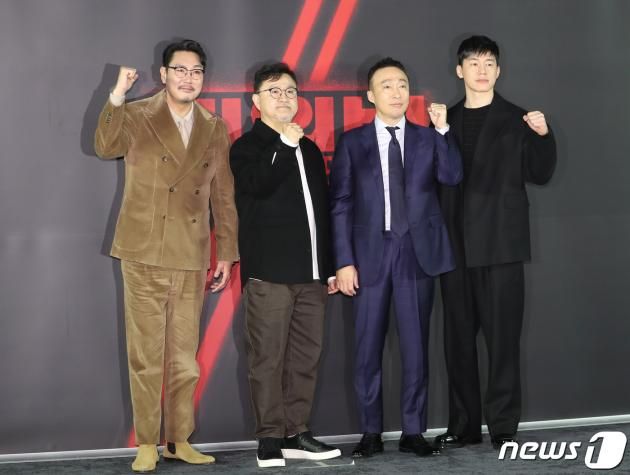 배우 조진웅(왼쪽부터)과 이원태 감독, 이성민, 김무열이 2일 서울 성동구 메가박스 성수에서 열린 영화 '대외비' 제작보고회에서 포즈를 취하고 있다. '대외비'는 1992년 부산, 만년 국회의원 후보 해웅(조진웅 분)과 정치판의 숨은 실세 순태(이성민 분), 행동파 조폭 필도(김무열 분)가 대한민국을 뒤흔들 비밀문서를 손에 쥐고 판을 뒤집기 위한 치열한 쟁탈전을 벌이는 범죄 드라마다. 2023.2.2/뉴스1 ⓒ News1 권현진 기자