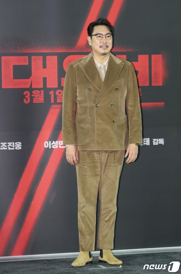 배우 조진웅이 2일 서울 성동구 메가박스 성수에서 열린 영화 '대외비' 제작보고회에서 포즈를 취하고 있다. '대외비'는 1992년 부산, 만년 국회의원 후보 해웅(조진웅 분)과 정치판의 숨은 실세 순태(이성민 분), 행동파 조폭 필도(김무열 분)가 대한민국을 뒤흔들 비밀문서를 손에 쥐고 판을 뒤집기 위한 치열한 쟁탈전을 벌이는 범죄 드라마다. 2023.2.2/뉴스1 ⓒ News1 권현진 기자