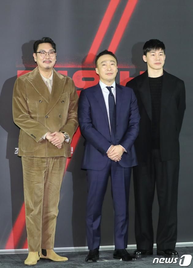 배우 조진웅(왼쪽부터)과 이성민, 김무열이 2일 서울 성동구 메가박스 성수에서 열린 영화 '대외비' 제작보고회에서 포즈를 취하고 있다. '대외비'는 1992년 부산, 만년 국회의원 후보 해웅(조진웅 분)과 정치판의 숨은 실세 순태(이성민 분), 행동파 조폭 필도(김무열 분)가 대한민국을 뒤흔들 비밀문서를 손에 쥐고 판을 뒤집기 위한 치열한 쟁탈전을 벌이는 범죄 드라마다. 2023.2.2/뉴스1 ⓒ News1 권현진 기자