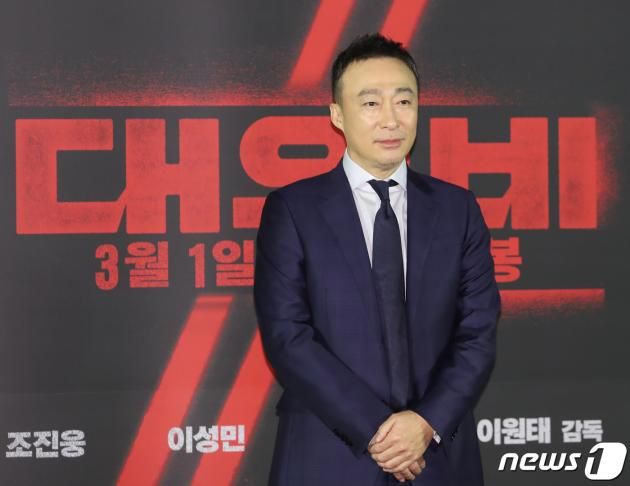 배우 이성민이 2일 서울 성동구 메가박스 성수에서 열린 영화 '대외비' 제작보고회에서 포즈를 취하고 있다. '대외비'는 1992년 부산, 만년 국회의원 후보 해웅(조진웅 분)과 정치판의 숨은 실세 순태(이성민 분), 행동파 조폭 필도(김무열 분)가 대한민국을 뒤흔들 비밀문서를 손에 쥐고 판을 뒤집기 위한 치열한 쟁탈전을 벌이는 범죄 드라마다. 2023.2.2/뉴스1 ⓒ News1 권현진 기자