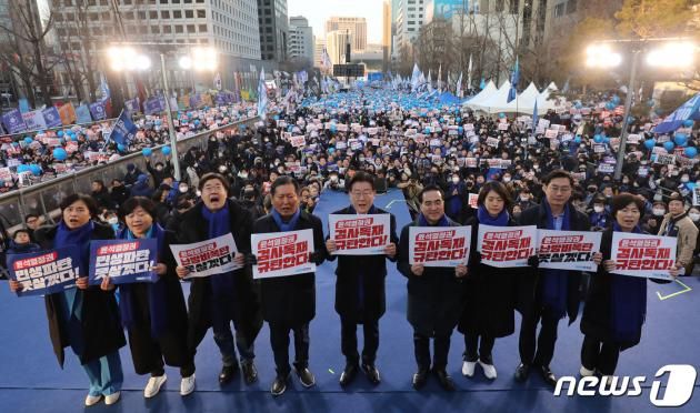 더불어민주당 이재명 대표를 비롯한 지도부가 4일 서울 중구 숭례문 앞에서 열린 '윤석열 정권 민생파탄 검사독재 규탄대회'에서 손피켓을 들고 구호를 외치고 있다. 2023.2.4/DBC뉴스