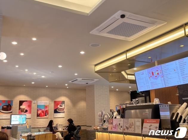 3일 오후 서울 중구 명동에 한 카페에서 천장의 온풍기를 꺼 놓은 모습. / DBC뉴스