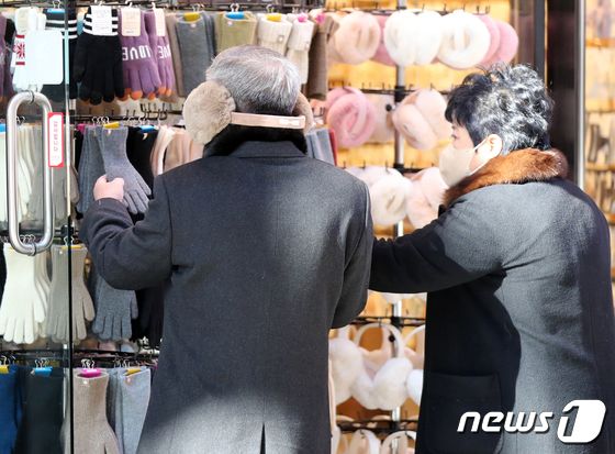전국에 한파 특보가 내려진 24일 오후 서울 중구 명동거리를 찾은 시민들이 방한 용품을 살펴보고 있다. 2023.1.24 / DBC뉴스