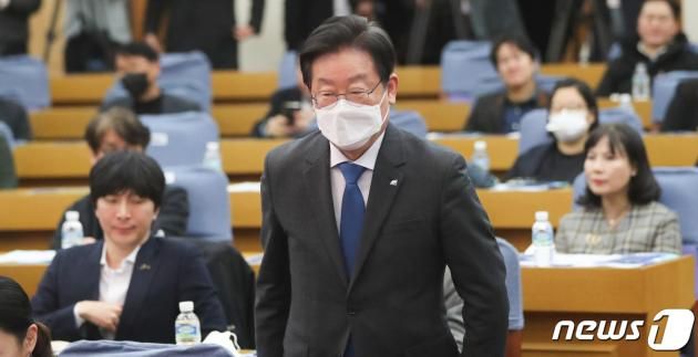 이재명 더불어민주당 대표의 경기도지사 시절 초대 비서실장을 지낸 전모씨가 지난 9일 극단선택을 했다. 사진은 이 대표가 9일 서울 여의도 국회 의원회관에서 열린 문화예술특별위원회 출범식에서 축사를 하기 위해 단상으로 향하고 있는 모습. 2023.3.9/DBC뉴스