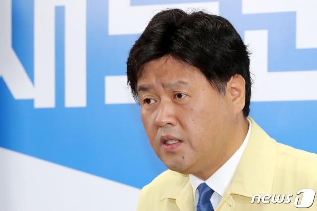 경기 파주에서 아프리카돼지열병이 국내 처음으로 발생한 17일 오전 경기도 수원시 팔달구 경기도청에서 김용 대변인이 긴급 브리핑을 하고 있다. 2019.9.17/DBC뉴스