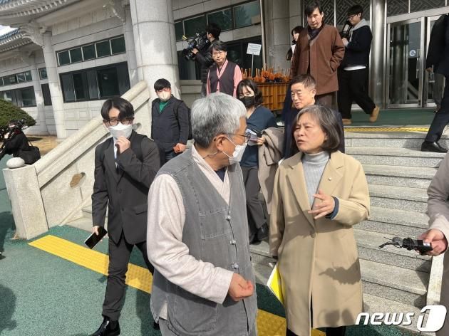 더불어민주당 강민정 국회의원이 17일 민사고 기숙사를 둘러 보기 위해 이동하면서 한만위 교장에게 당시 정순신 아들 학교 폭력 사건에 대해 추가 질문을 하고 있다. 2023.3.17 /DBC뉴스