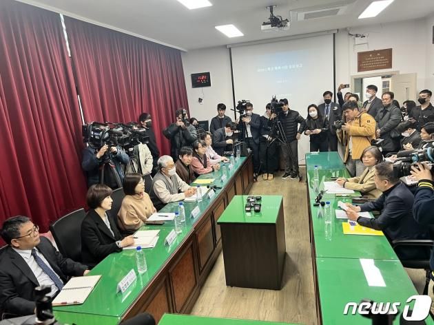 더불어민주당 ‘정순신 검사특권 진상조사단’ 강민정, 강득구 국회의원이 17일 민족사관고등학교를 찾아 한만위 교장과 도교육청 관계자에게 정순신 아들의 학교폭력 사건과 관련해 질의를 하고 있다.2023.3.17. /DBC뉴스