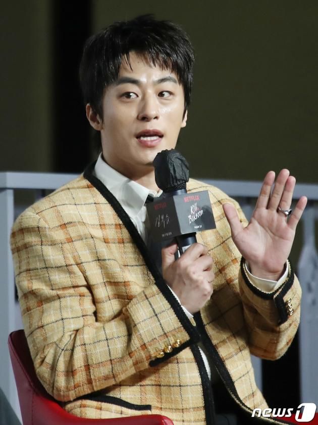 배우 구교환이 21일 서울 강남구 그랜드 인터컨티넨탈 서울 파르나스에서 진행된 넷플릭스 오리지널 영화 '길복순'(감독 변성현) 제작보고회에서 인사말을 하고 있다. '길복순'은 청부살인 업계의 전설적인 킬러 길복순(전도연 분)이 회사와 재계약 직전, 죽거나 또는 죽이거나, 피할 수 없는 대결에 휘말리게 되는 이야기를 그린 작품이다. 2023.3.21/뉴스1 ⓒ News1 권현진 기자