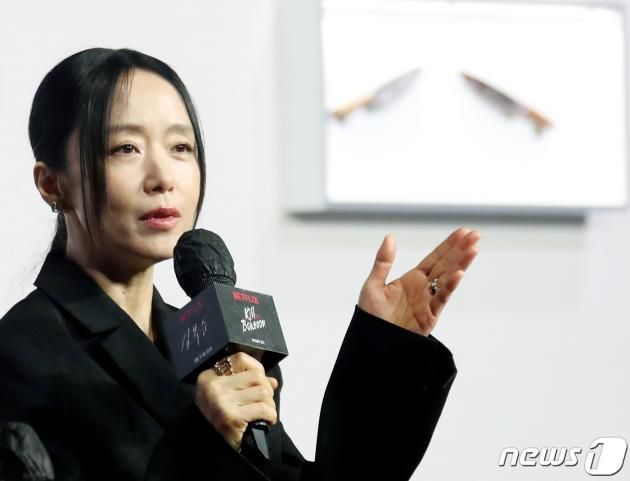 배우 전도연이 21일 서울 강남구 그랜드 인터컨티넨탈 서울 파르나스에서 진행된 넷플릭스 오리지널 영화 '길복순'(감독 변성현) 제작보고회에서 인사말을 하고 있다. '길복순'은 청부살인 업계의 전설적인 킬러 길복순(전도연 분)이 회사와 재계약 직전, 죽거나 또는 죽이거나, 피할 수 없는 대결에 휘말리게 되는 이야기를 그린 작품이다. 2023.3.21/뉴스1 ⓒ News1 권현진 기자