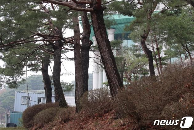 검찰과 경찰이 23일 충남 금산 월명동 수련원에서 기독교복음선교회(JMS) 정명석 총재의 여신도 성폭행 혐의 사건과 관련 압수수색에 들어갔다. 사진은 월명동 수련원 외부모습. 2023.3.23/DBC뉴스