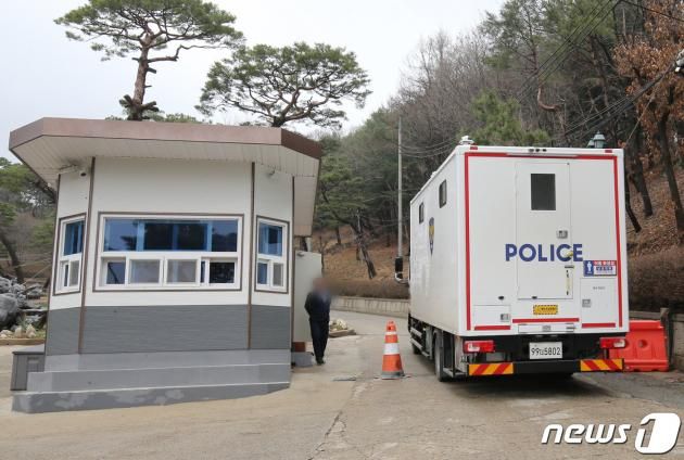 검찰과 경찰이 23일 충남 금산 월명동 수련원에서 기독교복음선교회(JMS) 정명석 총재의 여신도 성폭행 혐의 사건과 관련 압수수색에 들어갔다. 연수원으로 경찰 차량이 진입하고 있다. 2023.3.23/DBC뉴스