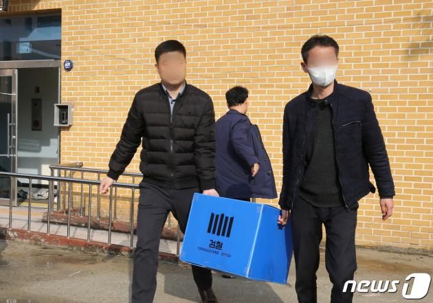 검찰과 경찰이 23일 충남 금산 월명동 수련원과 세계선교본부에 대해 기독교복음선교회(JMS) 정명석 총재의 여신도 성폭행 혐의 사건과 관련 압수수색에 들어갔다. 검찰 관계자들이 압수물품을 들고 세계선교본부를 나서고 있다. 2023.3.23/DBC뉴스