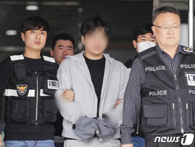 마약류 관리에 관한 법률 위반 혐의로 구속영장이 청구된 남경필 전 경기도지사의 장남 남모 씨가 1일 오후 구속 전 피의자 심문(영장실질심사)에 출석하기 위해 경기도 용인동부경찰서에서 나오고 있다. 앞서 남씨는 지난달 23일에도 같은 혐의로 경찰에 체포 되었으나 법원이 25일 구속영장을 기각해 석방되었다. 2023.4.1/DBC뉴스