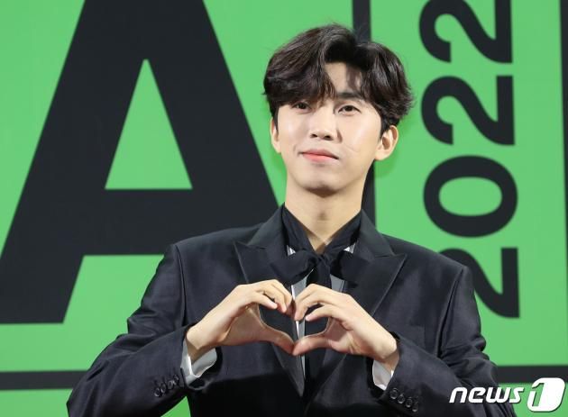 가수 임영웅이 26일 서울 구로구 고척스카이돔에 열린 '2022 멜론뮤직어워즈(MMA2022)' 레드카펫 행사에 참석해 포즈를 취하고 있다. 2022.11.26./DBC뉴스