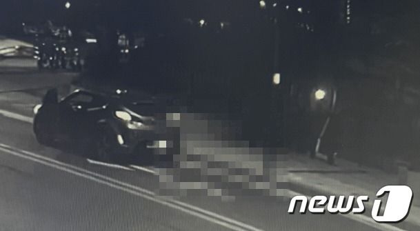 지난 29일 밤 11시48분쯤 강남구 역삼동 한 아파트 앞에서 피해자가 납치되고 있다.(영상 = 독자제공) / DBC뉴스