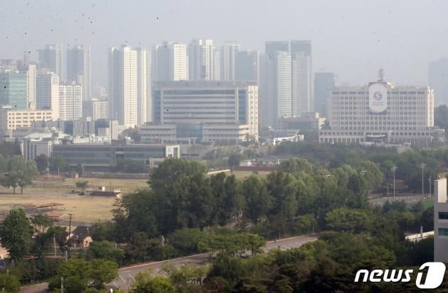 용산 대통령실(오른쪽)과 국방부 청사(왼쪽) 모습. 주변에는 일부 미군시설이 존재하고 있으며 순차적으로 대한민국 반환 절차를 밟고 있다. / DBC뉴스