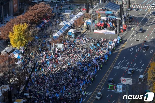 전광훈 목사가 이끄는 자유통일당 등 보수단체 관계자들이 19일 오후 서울 종로구 세종대로 일대에서 '주사파 척결 국민대회'를 하고 있다. 2022.11.19/뉴스1 ⓒ News1 민경석 기자