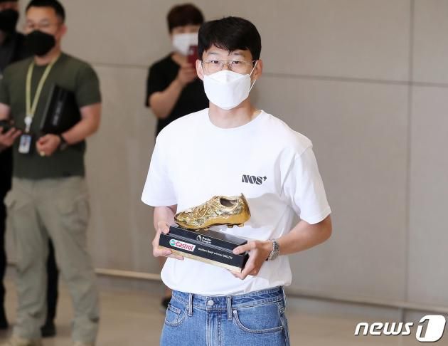 아시아 선수로는 역대 최초로 잉글랜드 프로축구 프리미어리그(EPL) 득점왕에 등극한 손흥민(토트넘)이 24일 오후 인천국제공항을 통해 귀국해 골든부츠를 들고 포즈를 취하고 있다. 2022.3.22/DBC뉴스