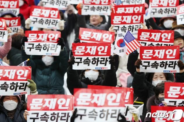 전광훈 목사가 이끄는 자유통일당 등 보수단체 관계자들이 3일 오후 서울 종로구 세종대로 일대에서 '주사파 척결 국민대회'를 하고 있다. 2022.12.3/뉴스1 ⓒ News1 민경석 기자