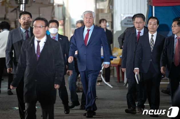전광훈 사랑제일교회 목사가 10일 오전 서울 성북구 사랑제일교회에서 국민의힘 내부분열 사태와 현 시국 상황에 대한 입장 발표 긴급기자회견을 위해 단상으로 향하고 있다. 2023.4.10/뉴스1 ⓒ News1 이승배 기자